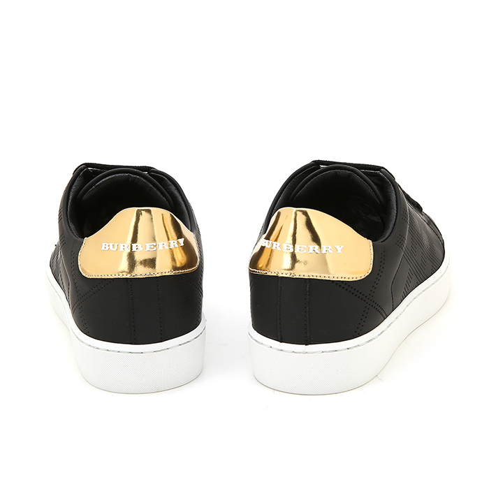 버버리(BURBERRY) 퍼포레이트 체크 여자 스니커즈 WESTFORD 4058536