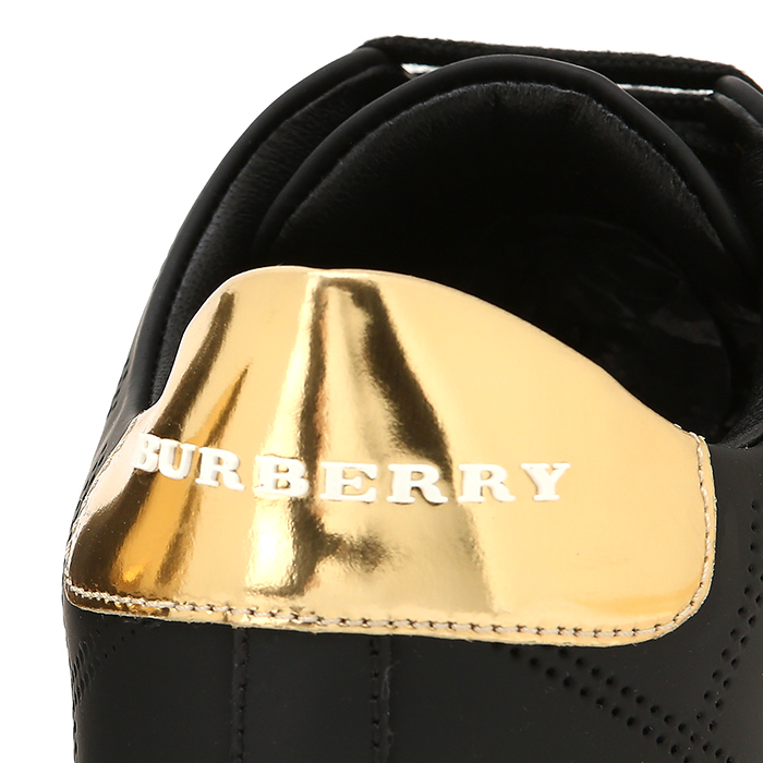 버버리(BURBERRY) 퍼포레이트 체크 여자 스니커즈 WESTFORD 4058536