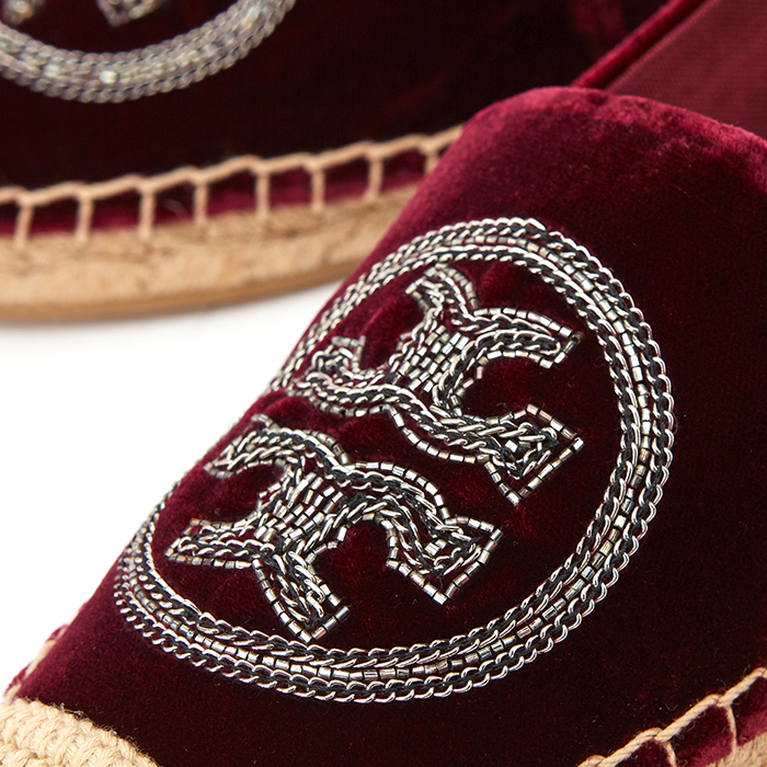 토리버치(TORYBURCH) 로고 체인 에스파듀 여자 벨벳 스니커즈 40847 636