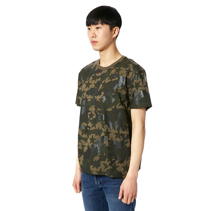 발렌티노(VALENTINO) 남자 반팔티셔츠 스타 카모 프린트 MV3MG00W3T7 F69