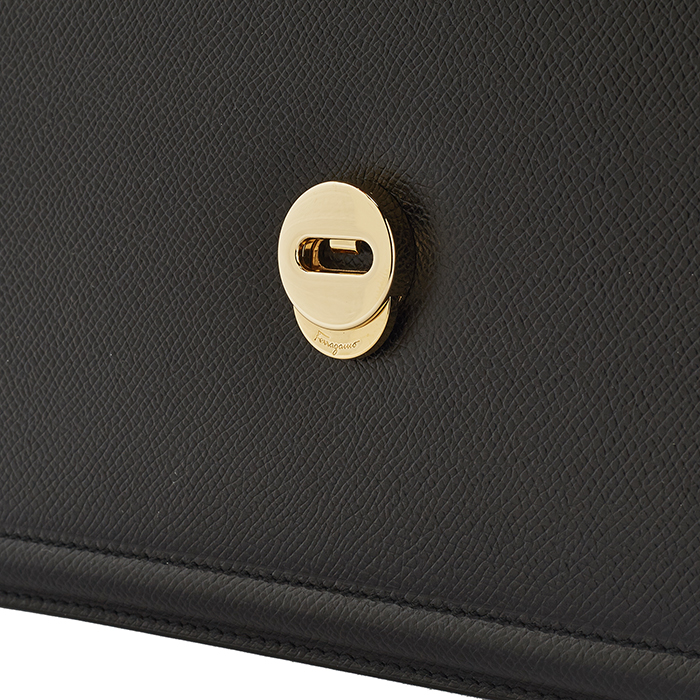 페라가모(FERRAGAMO) 지니 플랩 미디움 여자 숄더백 21 G462 NERO 0674278