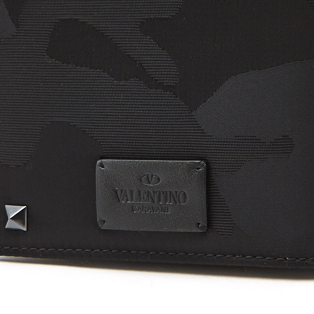 발렌티노(VALENTINO) 락스터드 카모플라쥬 남자 반지갑 PY0P0654NAI 0NO