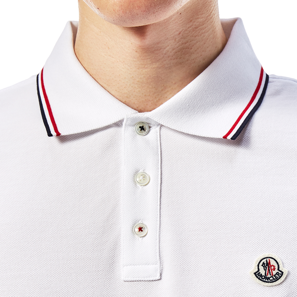 몽클레어(MONCLER) 삼선 로고 패치 남자 카라 반팔티셔츠 8345600 84556 001