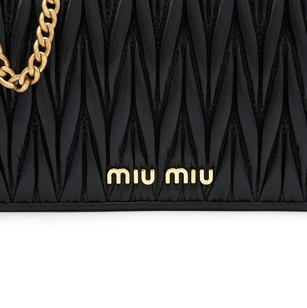 미우미우(MIUMIU) 마테라쎄 클러치 여자 체인 숄더백 5DH029 N88 F0002