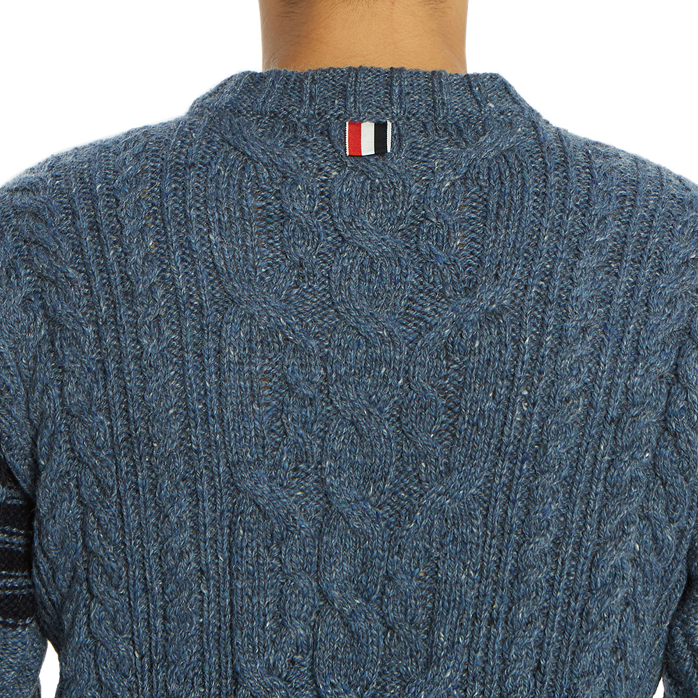 톰브라운(THOM BROWNE) 사선 완장 아란 케이블 남자 울 니트 MKA233A 00278 450
