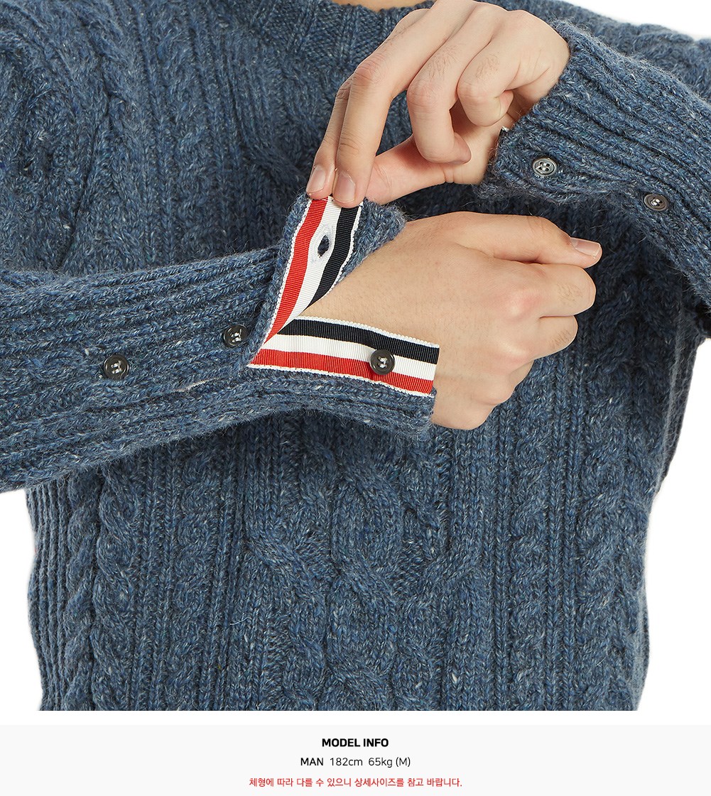 톰브라운(THOM BROWNE) 사선 완장 아란 케이블 남자 울 니트 MKA233A 00278 450