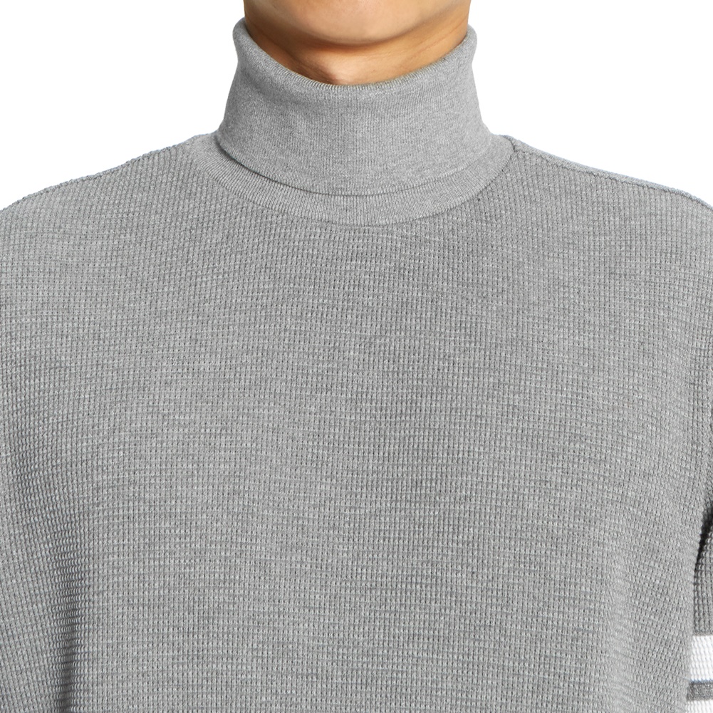 톰브라운(THOM BROWNE) 사선 완장 와플 남자 터틀넥 니트 MJS106A 05802 035