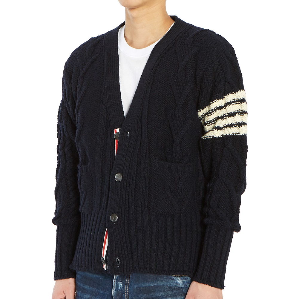 톰브라운(THOM BROWNE) 사선 완장 아란 케이블 남자 울 가디건 MKC220A 00278 415