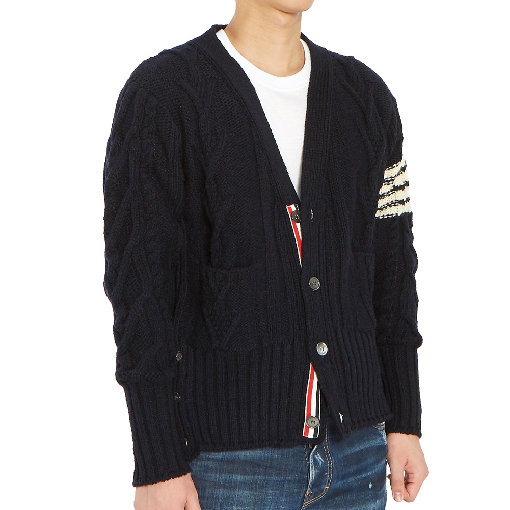 톰브라운(THOM BROWNE) 사선 완장 아란 케이블 남자 울 가디건 MKC220A 00278 415