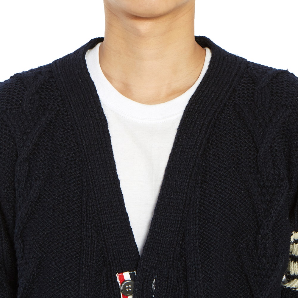 톰브라운(THOM BROWNE) 사선 완장 아란 케이블 남자 울 가디건 MKC220A 00278 415