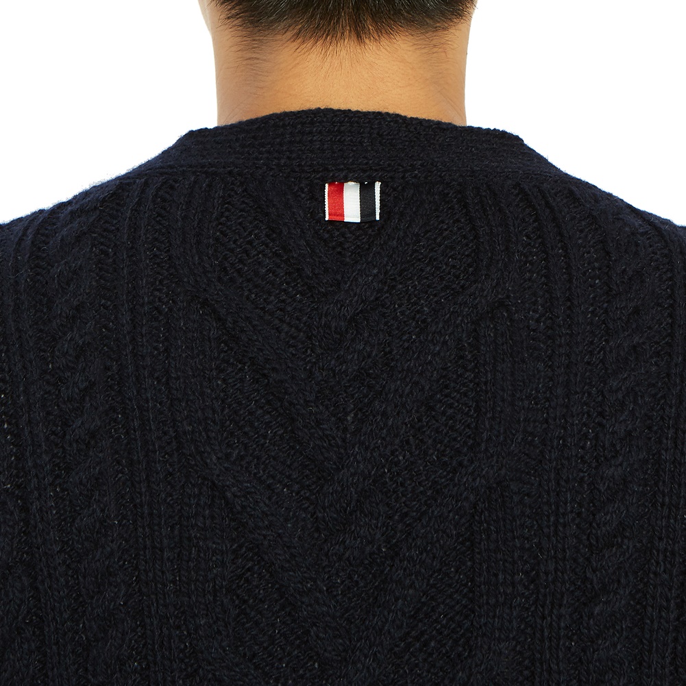 톰브라운(THOM BROWNE) 사선 완장 아란 케이블 남자 울 가디건 MKC220A 00278 415