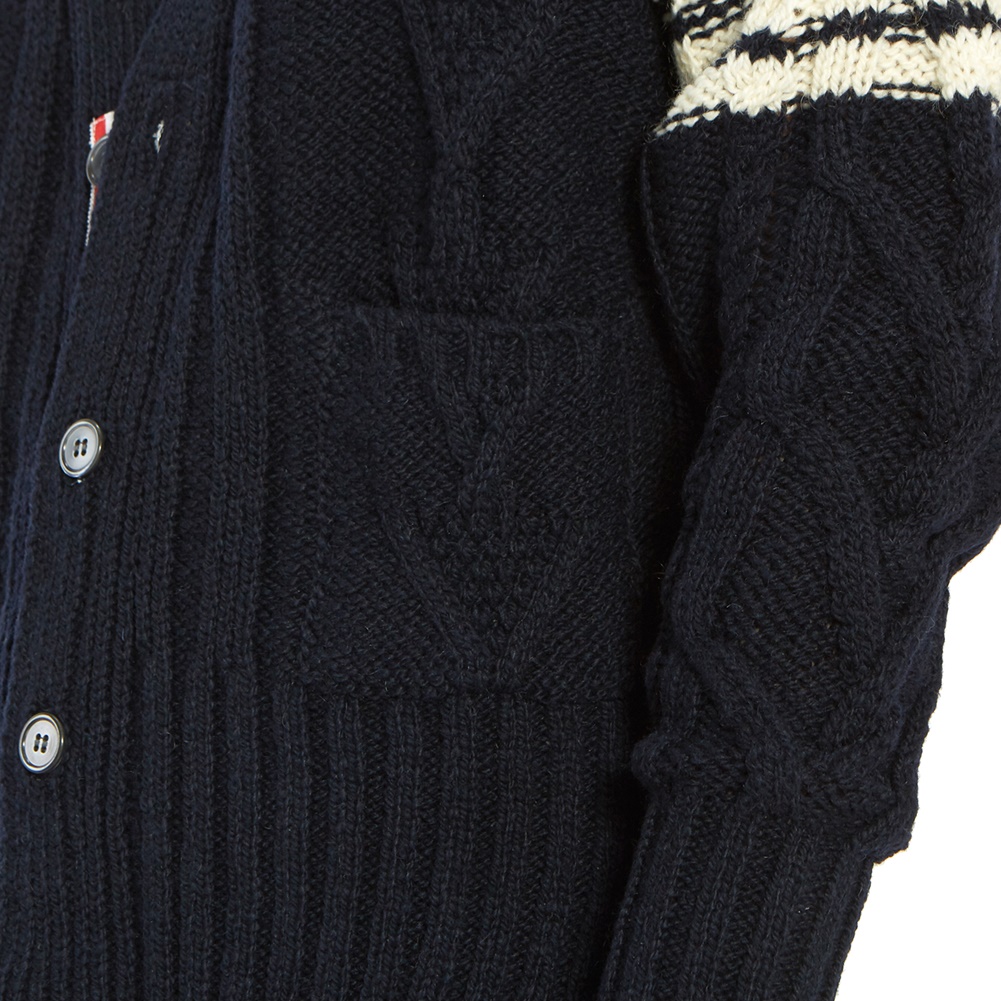 톰브라운(THOM BROWNE) 사선 완장 아란 케이블 남자 울 가디건 MKC220A 00278 415