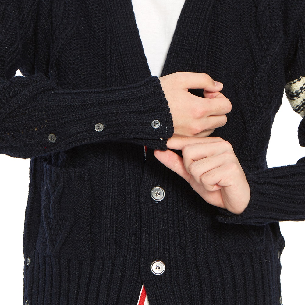 톰브라운(THOM BROWNE) 사선 완장 아란 케이블 남자 울 가디건 MKC220A 00278 415