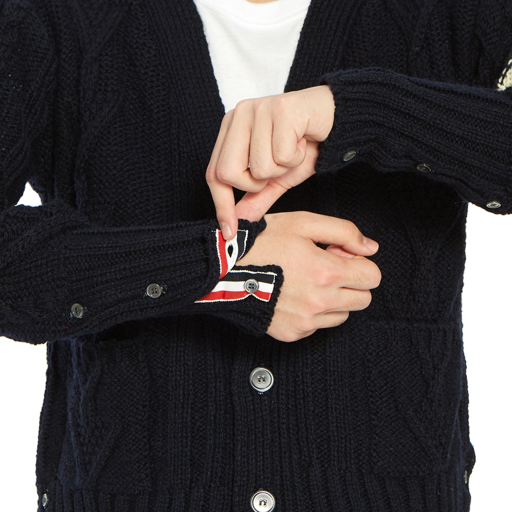 톰브라운(THOM BROWNE) 사선 완장 아란 케이블 남자 울 가디건 MKC220A 00278 415