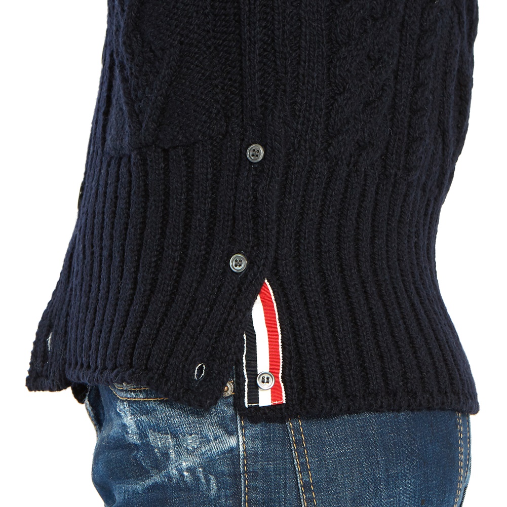 톰브라운(THOM BROWNE) 사선 완장 아란 케이블 남자 울 가디건 MKC220A 00278 415