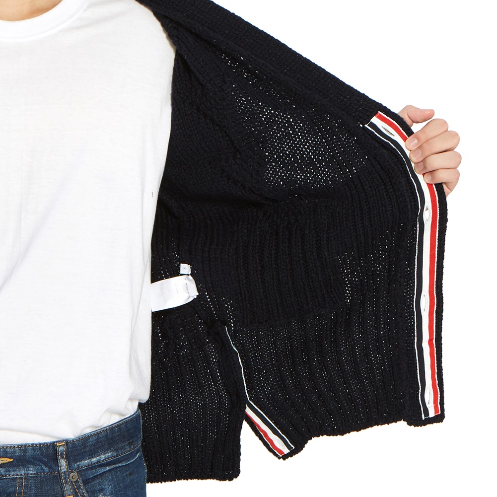 톰브라운(THOM BROWNE) 사선 완장 아란 케이블 남자 울 가디건 MKC220A 00278 415