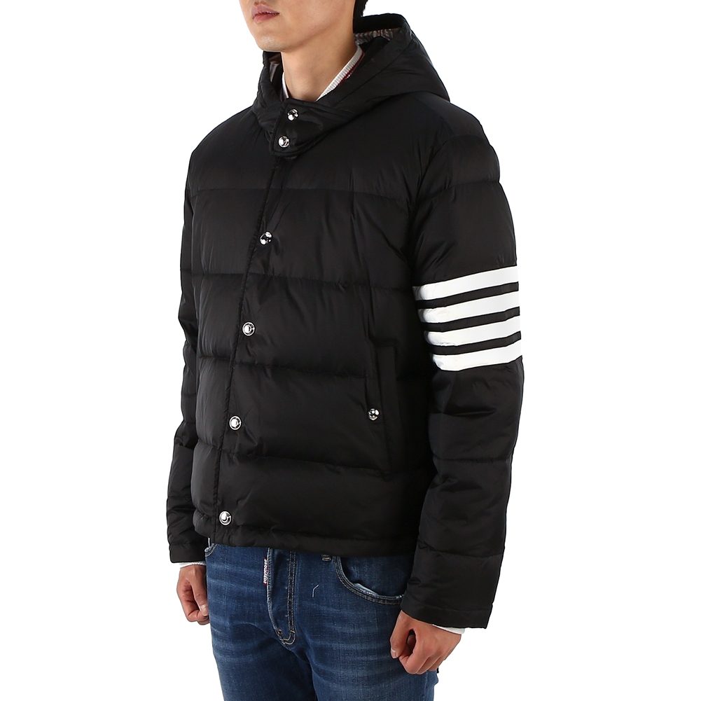 톰브라운(THOM BROWNE) 사선 완장 남자 패딩 봄버 자켓 MJD061X 05411 001