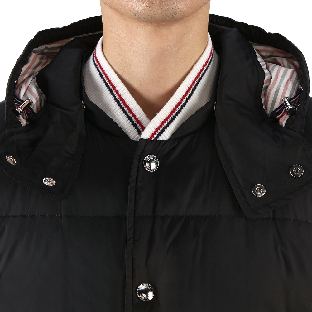 톰브라운(THOM BROWNE) 사선 완장 남자 패딩 봄버 자켓 MJD061X 05411 001