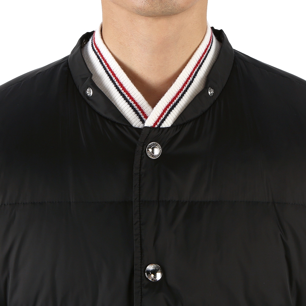톰브라운(THOM BROWNE) 사선 완장 남자 패딩 봄버 자켓 MJD061X 05411 001