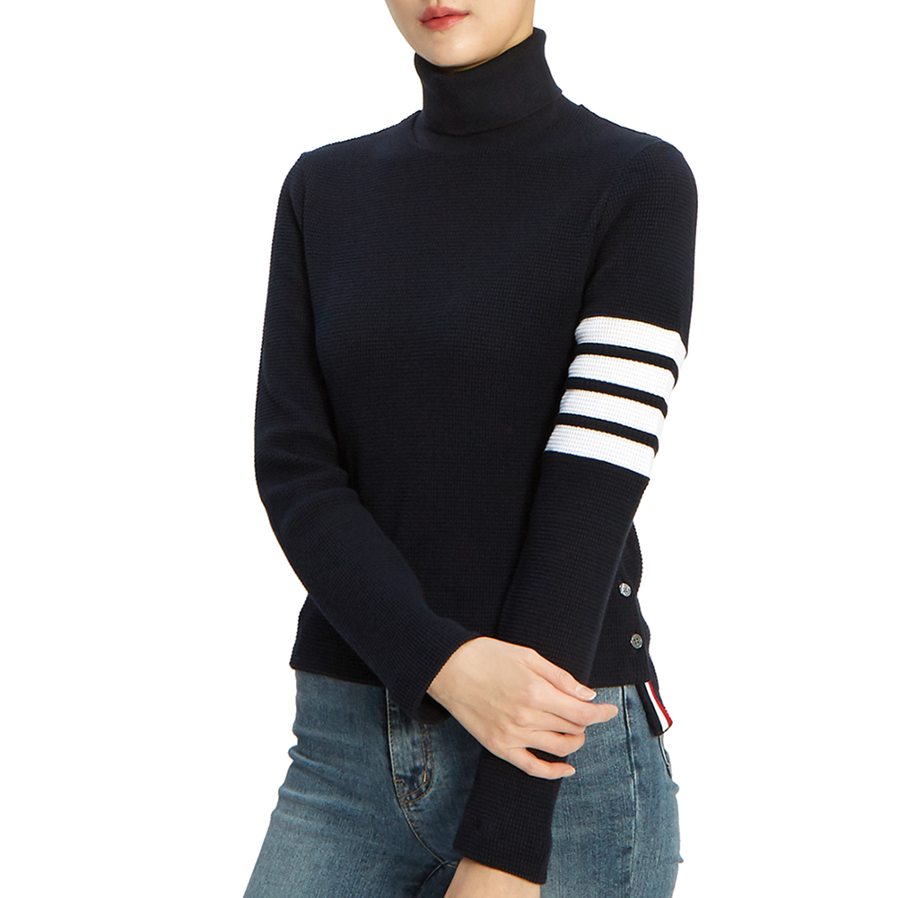 톰브라운(THOM BROWNE) 사선 완장 여자 터틀넥 니트 FJS041A 05802 415