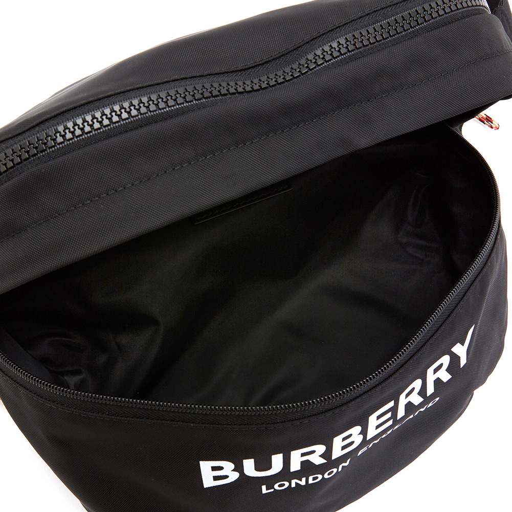 버버리(BURBERRY) 로고 컨버터블 공용 백팩/범백 CNVRTBL BCKPCK 8013519
