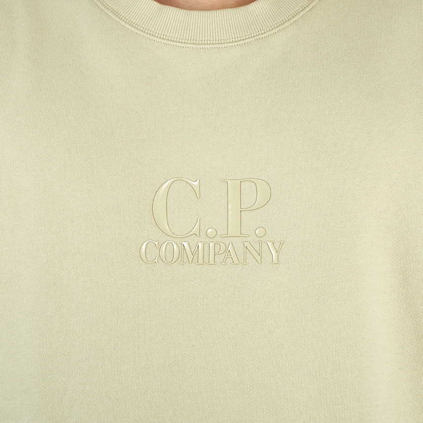 씨피컴퍼니(CP COMPANY) 로고 남자 긴팔 기모 맨투맨 티셔츠 레귤러핏 09CMSS008A 005086W 303