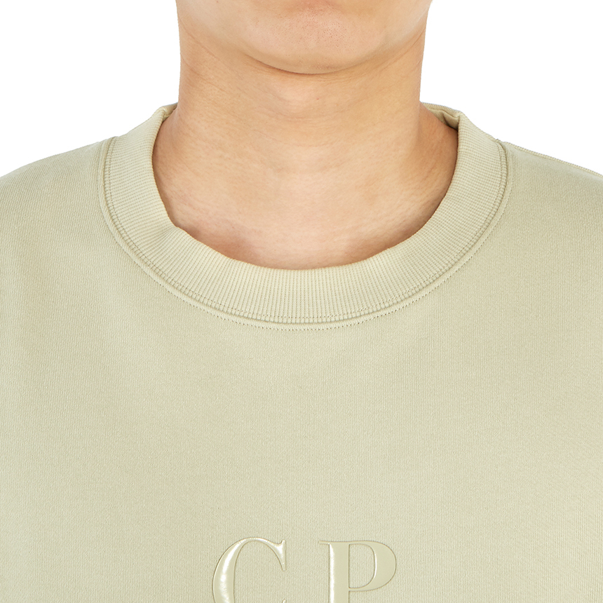 씨피컴퍼니(CP COMPANY) 로고 남자 긴팔 기모 맨투맨 티셔츠 레귤러핏 09CMSS008A 005086W 303