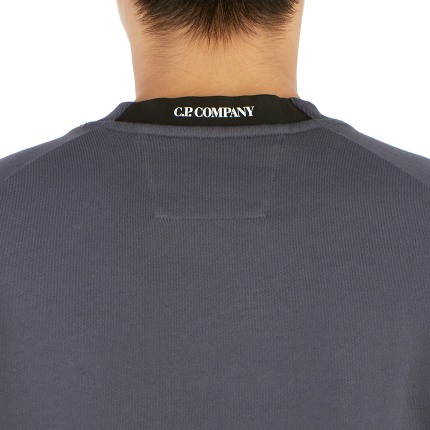 씨피컴퍼니(CP COMPANY) 렌즈 남자 긴팔 기모 맨투맨 티셔츠 레귤러핏 09CMSS039A 005086W 884