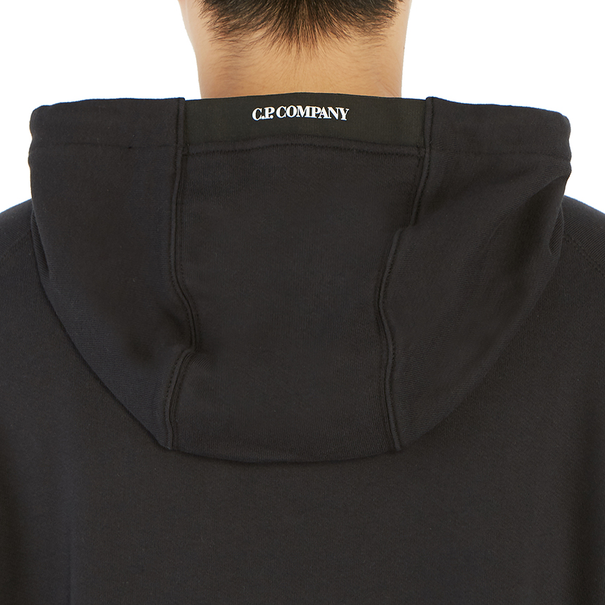 씨피컴퍼니(CP COMPANY) 렌즈 후드 남자 긴팔 기모 맨투맨 티셔츠 레귤러핏 09CMSS040A 005086W 999