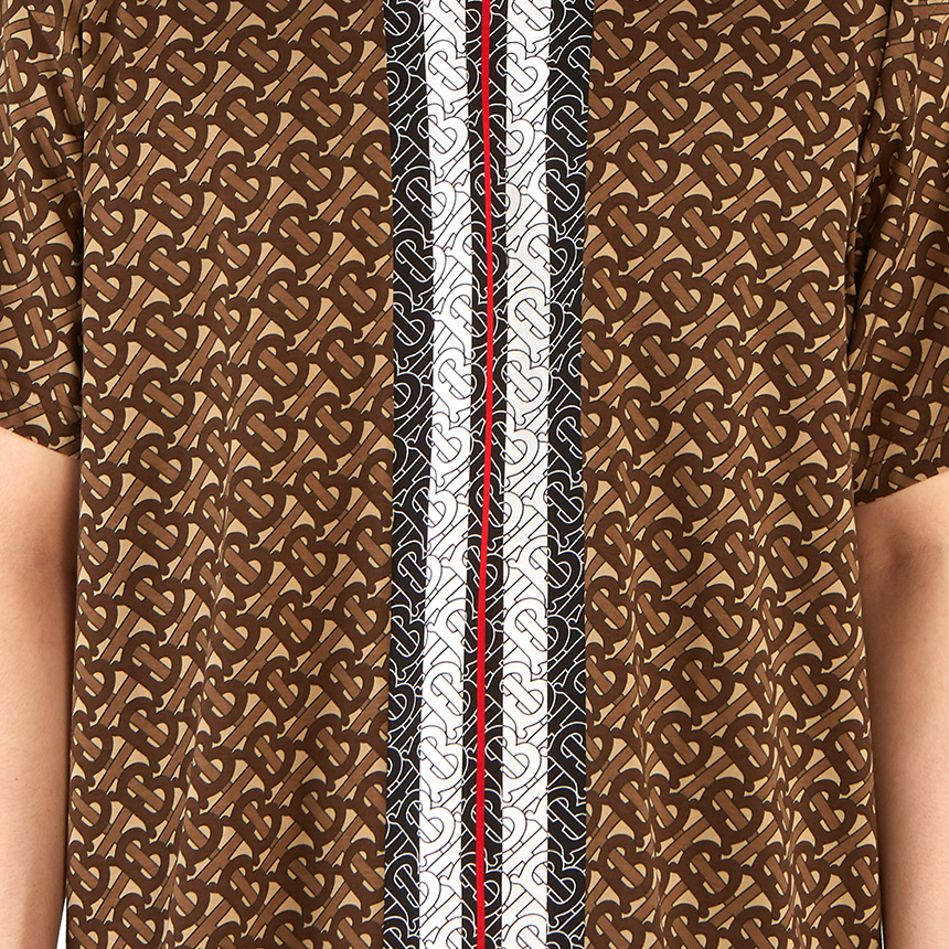 버버리(BURBERRY) 모노그램 스트라이프 남자 반팔티셔츠 MUNLEY 8018239 A7436