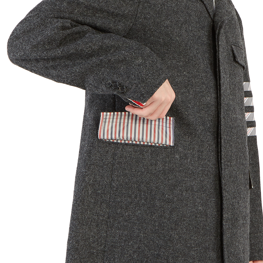 톰브라운(THOM BROWNE) 사선 완장 체스터필드 남자 울 오버 코트 MOU543A 03793 035