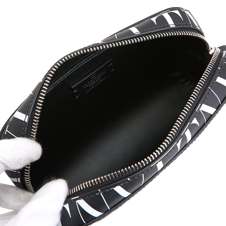 발렌티노(VALENTINO) 로고 타임즈 공용 클러치/파우치백 UY2P0S26GTC 0NI