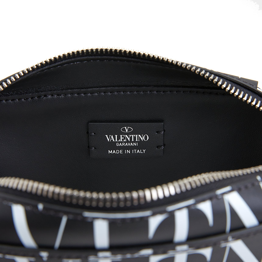 발렌티노(VALENTINO) 로고 타임즈 공용 클러치/파우치백 UY2P0S26GTC 0NI