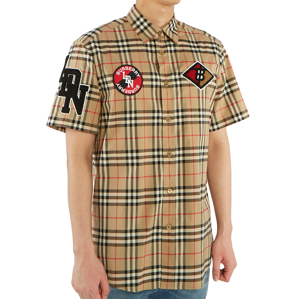 버버리(BURBERRY) 로고 그래픽 빈티지 체크 남자 반팔 셔츠 COMBE 8024531 A7028