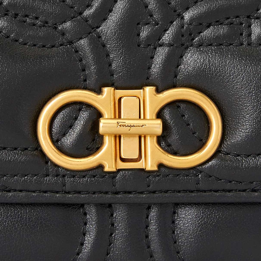 페라가모(FERRAGAMO) 퀼티드 간치니 여자 반지갑 22 D339 NERO 0695499
