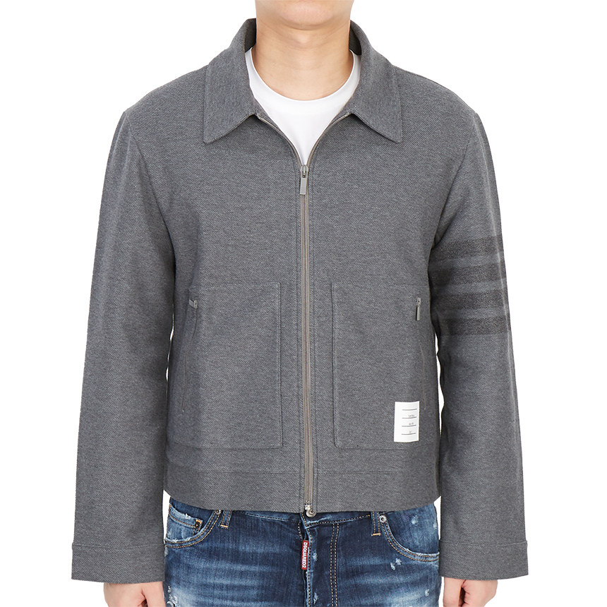 톰브라운(THOM BROWNE) 더블 페이스 테크 트윌 사선 스트라이프 남자 코치 자켓 MJT283A 06772 035