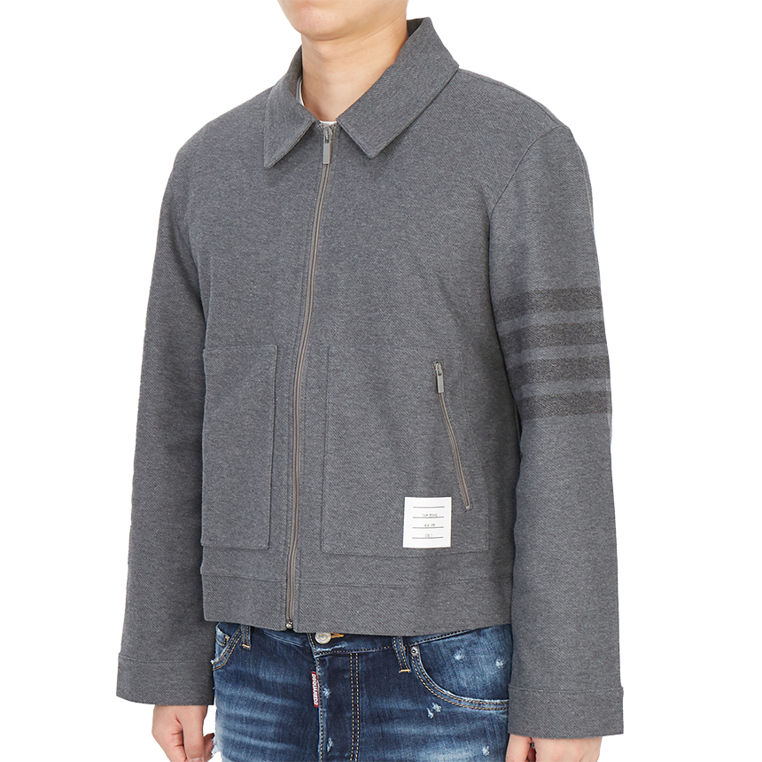 톰브라운(THOM BROWNE) 더블 페이스 테크 트윌 사선 스트라이프 남자 코치 자켓 MJT283A 06772 035