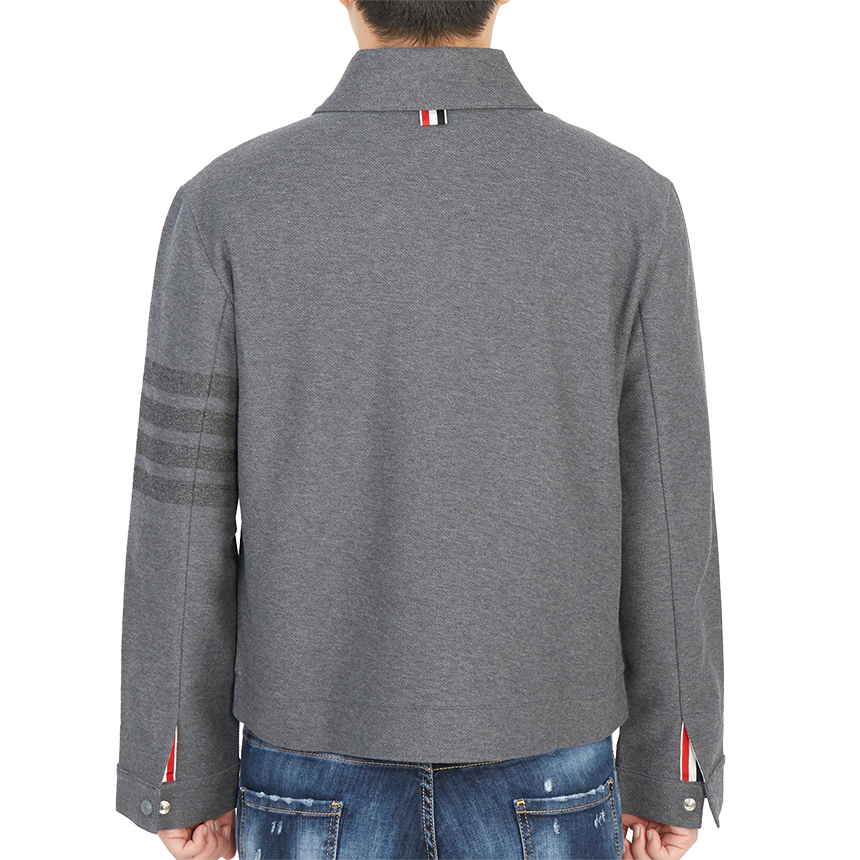 톰브라운(THOM BROWNE) 더블 페이스 테크 트윌 사선 스트라이프 남자 코치 자켓 MJT283A 06772 035