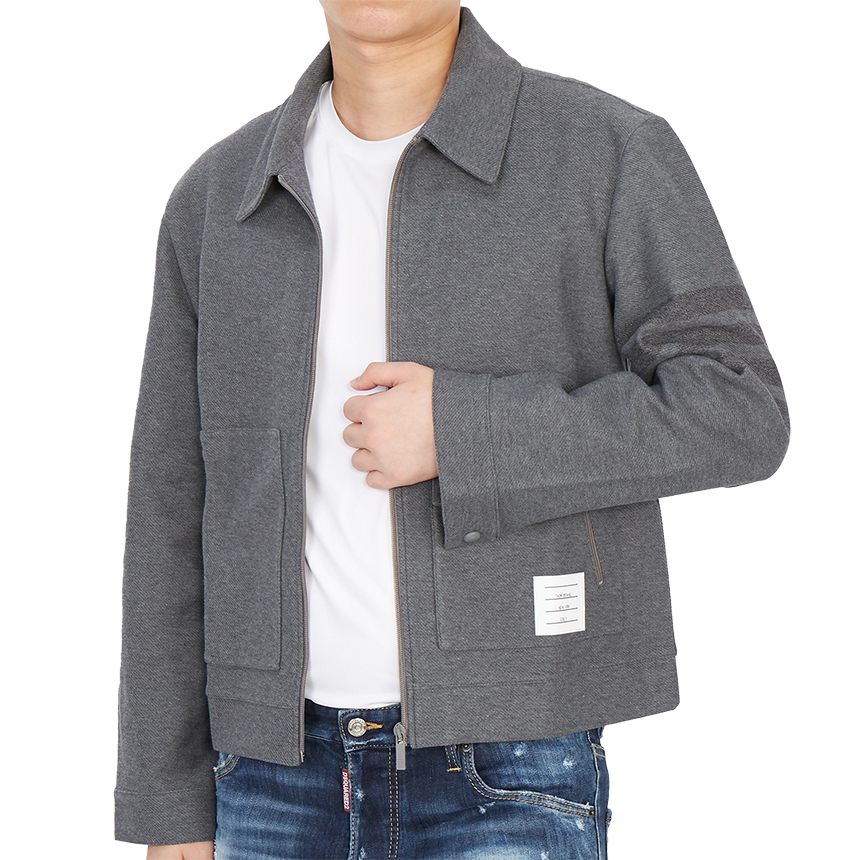 톰브라운(THOM BROWNE) 더블 페이스 테크 트윌 사선 스트라이프 남자 코치 자켓 MJT283A 06772 035
