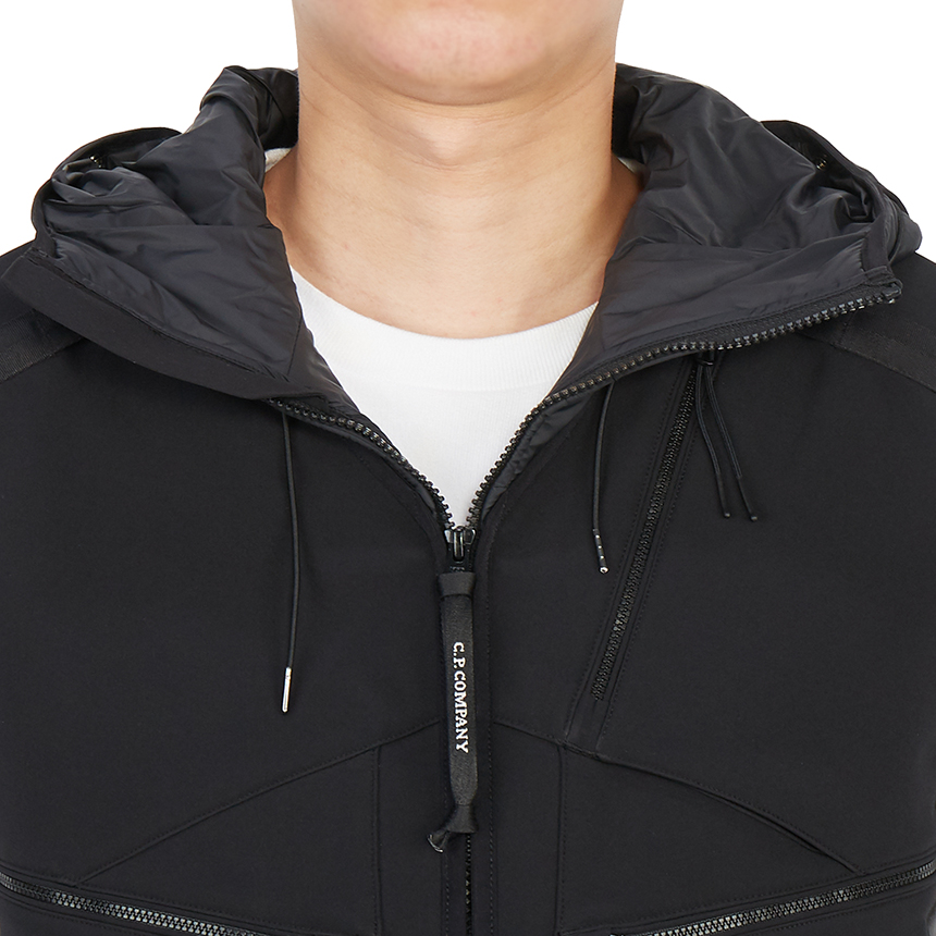 씨피컴퍼니(CP COMPANY) 쉘-R 고글 남자 후드 패딩 조끼 11CMOW107A 006097M 999