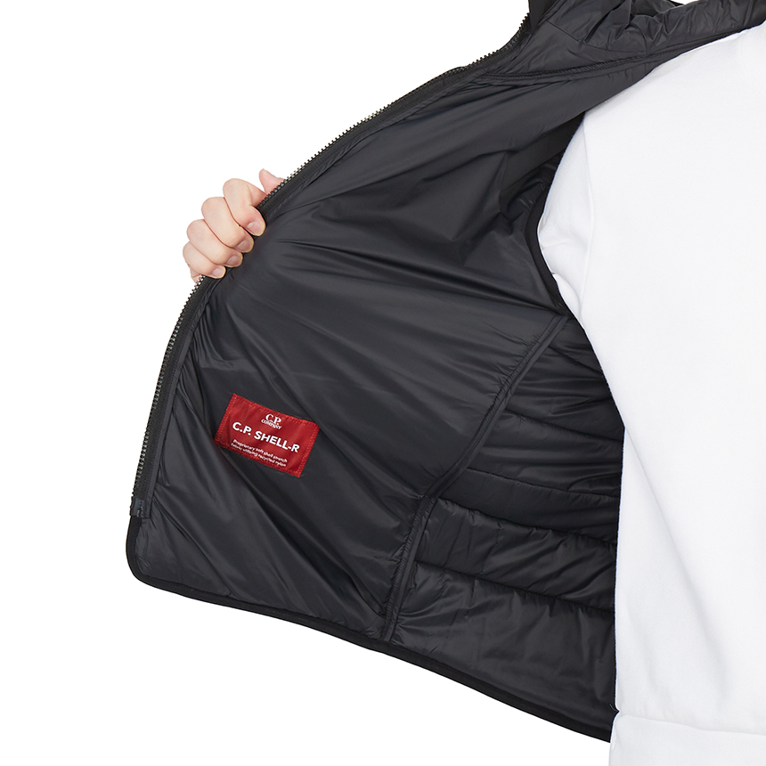 씨피컴퍼니(CP COMPANY) 쉘-R 고글 남자 후드 패딩 조끼 11CMOW107A 006097M 999