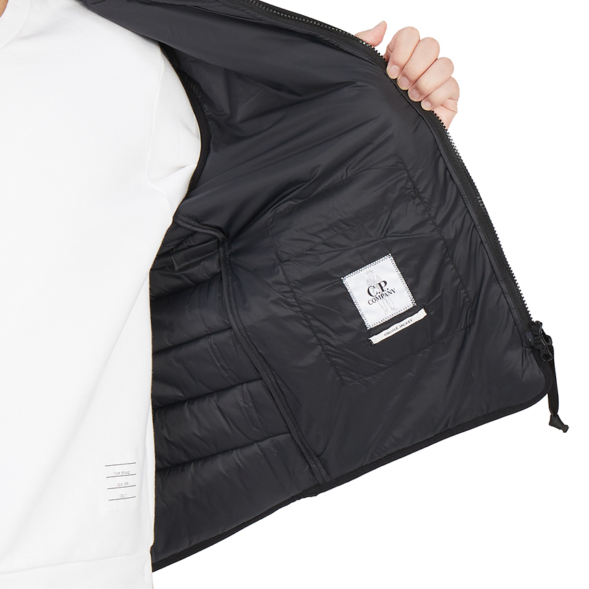 씨피컴퍼니(CP COMPANY) 쉘-R 고글 남자 후드 패딩 조끼 11CMOW107A 006097M 999