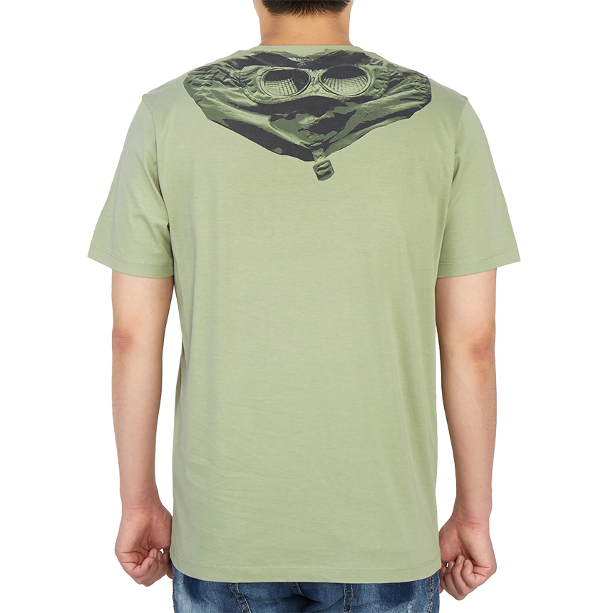 씨피컴퍼니(CP COMPANY) 로고 고글 그래픽 남자 반팔티셔츠 10CMTS037A 005100W 631