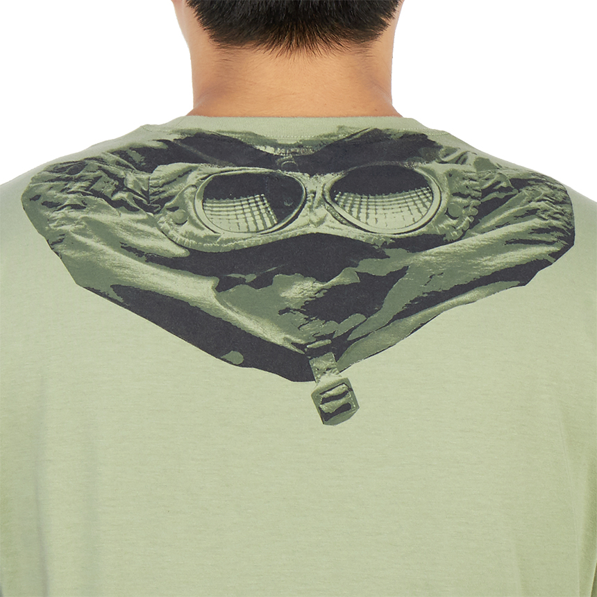 씨피컴퍼니(CP COMPANY) 로고 고글 그래픽 남자 반팔티셔츠 10CMTS037A 005100W 631