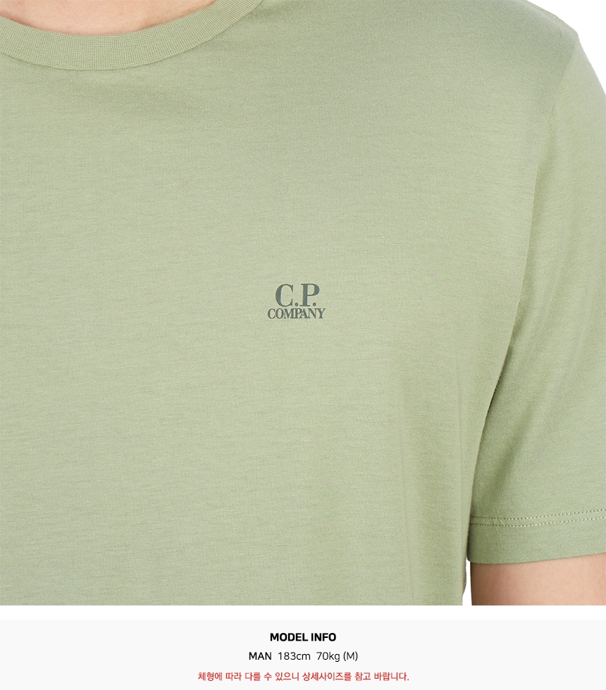 씨피컴퍼니(CP COMPANY) 로고 고글 그래픽 남자 반팔티셔츠 10CMTS037A 005100W 631