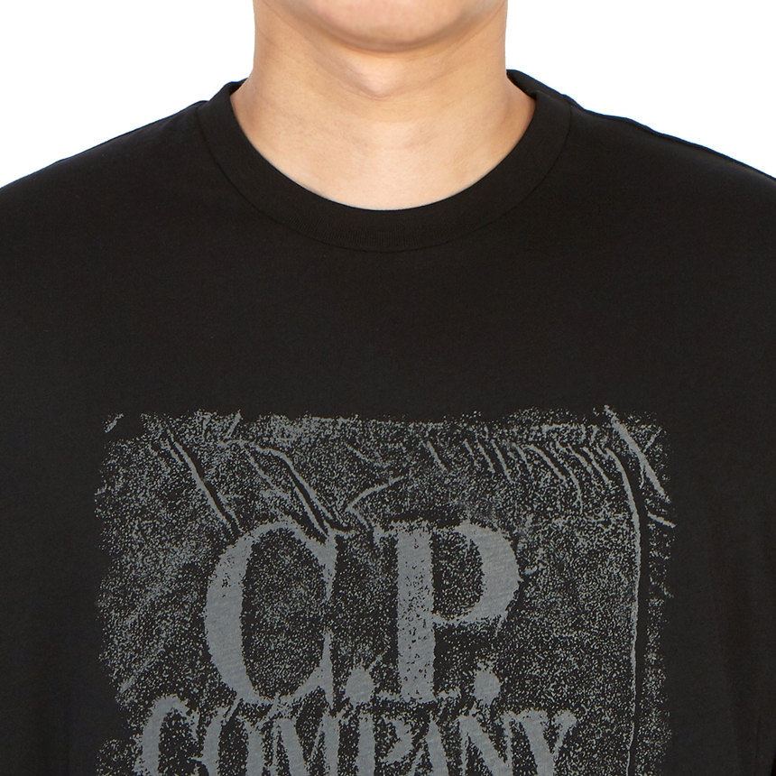 씨피컴퍼니(CP COMPANY) 로고 남자 반팔티셔츠 10CMTS204A 006011W 999