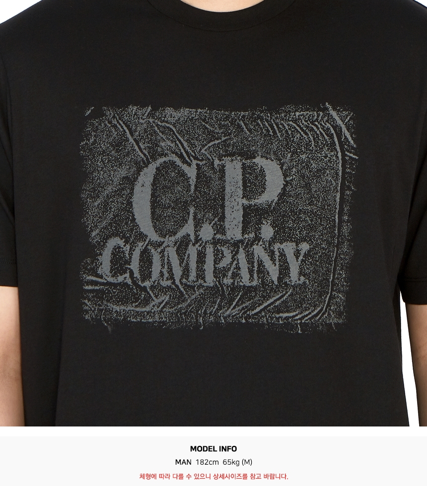 씨피컴퍼니(CP COMPANY) 로고 남자 반팔티셔츠 10CMTS204A 006011W 999