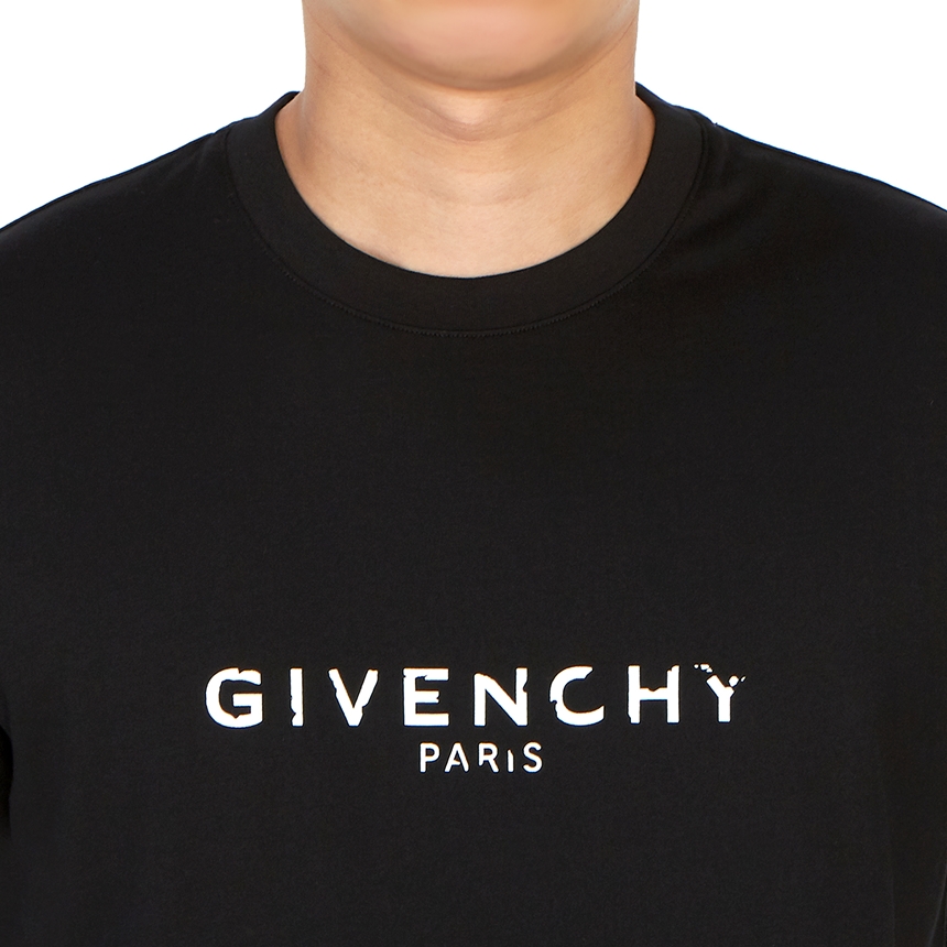 지방시(GIVENCHY) 로고 남자 반팔티셔츠 슬림핏 BM70K93002 001
