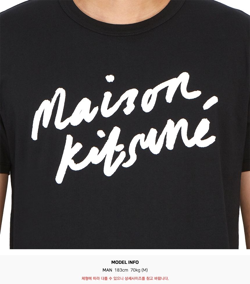 메종키츠네(MAISON KITSUNE) 핸드라이팅남자 반팔티셔츠 AM00104KJ0008 BK