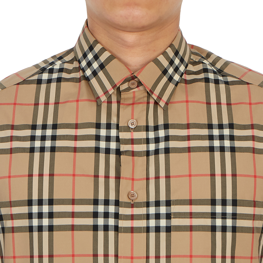 버버리(BURBERRY) 로고 아플리케 빈티지 체크 남자 반팔 셔츠 CHALCROFT 8038524 A7028